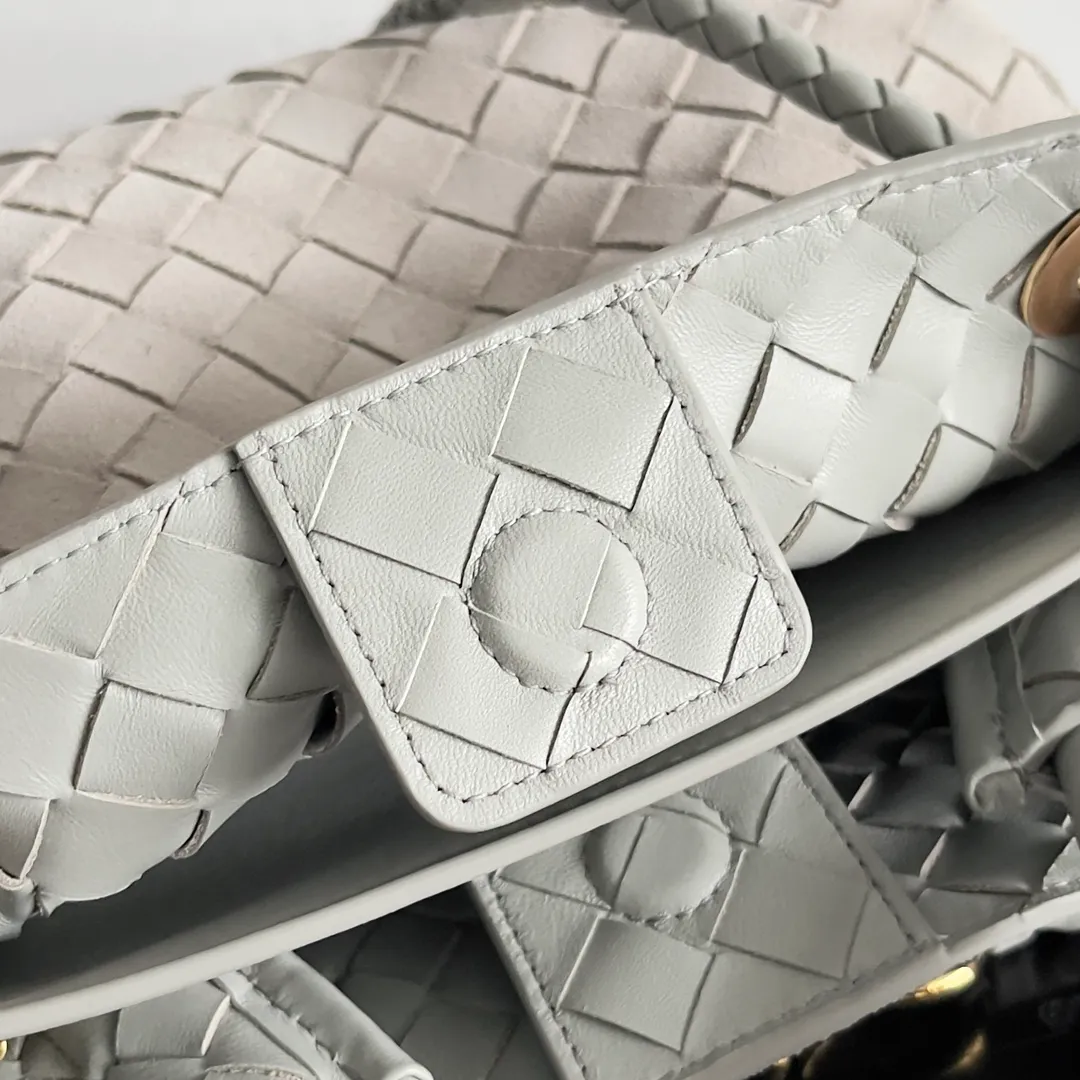 The 2023 new Andiamo batch of 1860 BV has been shipped‼ ️Really popular🔥The new Andiamo woven handbag launched by Bottega Veneta this season is really popular all over the world! ! Celebrities at home and abroad have worn it, and Oscar-winning actress Michelle Yeoh has taken it out on the street. Song Jia, Trai Yara, Yu Feihong, Sanji Ayaka, Rosie Hunting-Whiteley, Yoshioka Riho, etc. have all picked up this bag. It is classic and versatile, showing off its temperament, and the bag capacity is also large, which is very convenient for daily commuting! ! A variety of carrying methods, the shoulder straps can be adjusted by yourself, the original lambskin feels soft and delicate, and the neutral style is made to break gender boundaries and bring a more practical and longer-lasting use experience. Andiamo, which has both elegant and casual styles, perfectly interprets the true appearance of "fashionable old money style". Style number: 743568 (suede) Size: 25*22*10.5cm
